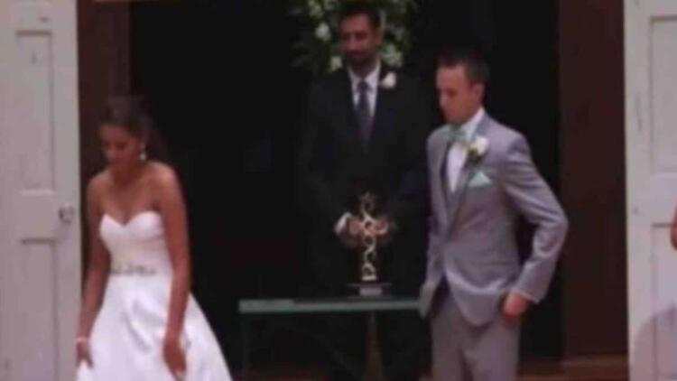 Η νύφη απομακρύνθηκε από τον γαμπρό και εκείνος πάγωσε – Μόλις είδε το χέρι της κατάλαβε ότι…