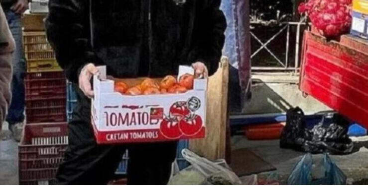 Γνωστός τραγουδιστής πουλάει φρούτα στη λαϊκή-«Ξυπνάω καθημερινά στις 5 το πρωί»[photos]