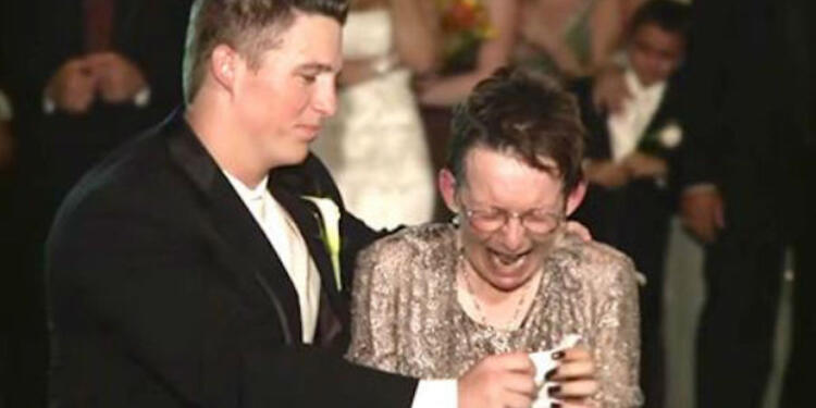 Ήθελε πολύ να σηκωθεί να χορέψει αλλά ήταν αδύνατον. Ο γαμπρός τότε έκανε κάτι μοναδικό…