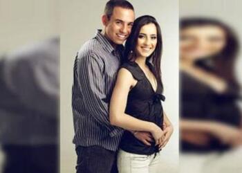 Η Γυναίκα του Σκοτώθηκε σε Τροχαίο. 4 χρόνια μετά Παρατηρεί τη Φωτογραφία του Αρραβώνα τους και έκανε το απίστευτο!