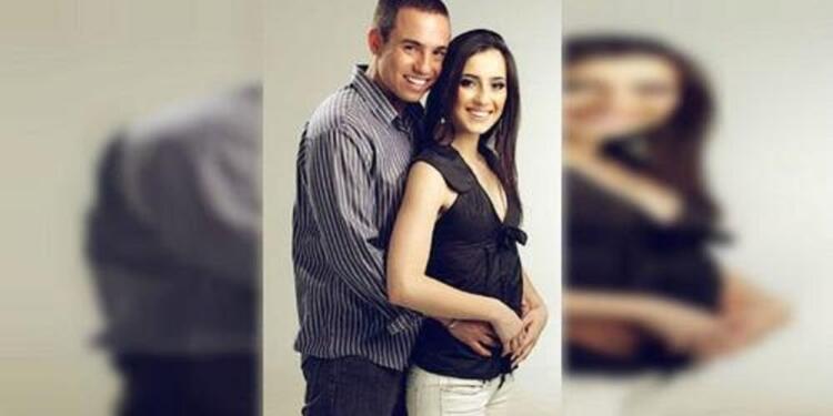 Η Γυναίκα του Σκοτώθηκε σε Τροχαίο. 4 χρόνια μετά Παρατηρεί τη Φωτογραφία του Αρραβώνα τους και έκανε το απίστευτο!