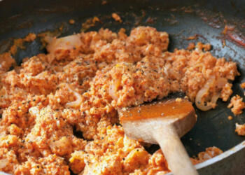 Ντομάτες με αυγά -Η πιο κλασική συνταγή της γιαγιάς και το μυστικό της