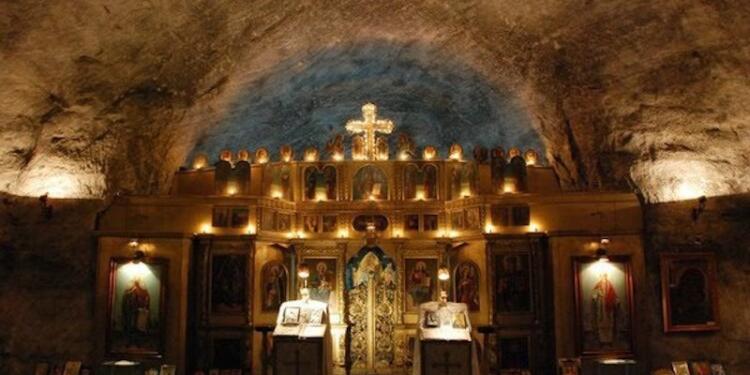 O εντυπωσιακός υπόγειος ναός της Αγίας Βαρβάρας. Χτίστηκε 240 μέτρα κάτω από τη γη από ανθρακωρύχους και είναι φτιαγμένος από αλάτι!