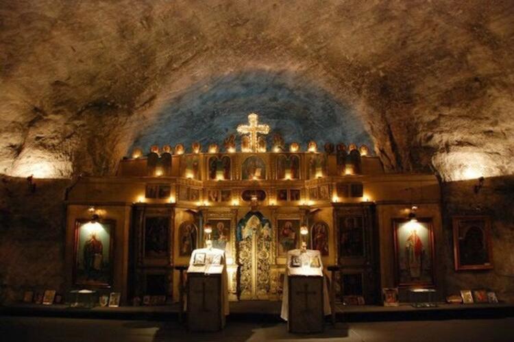 O εντυπωσιακός υπόγειος ναός της Αγίας Βαρβάρας. Χτίστηκε 240 μέτρα κάτω από τη γη από ανθρακωρύχους και είναι φτιαγμένος από αλάτι!