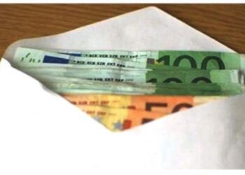 Βρήκε 10.600 ευρώ μέσα σε ένα φάκελο, στο πάρκινγκ ενός πολυκαταστήματος. Την επόμενη μέρα δέχθηκε ένα καθοριστικό τηλεφώνημα!