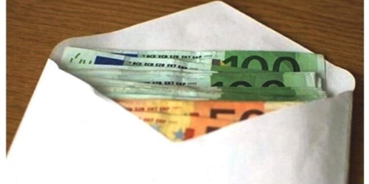 Βρήκε 10.600 ευρώ μέσα σε ένα φάκελο, στο πάρκινγκ ενός πολυκαταστήματος. Την επόμενη μέρα δέχθηκε ένα καθοριστικό τηλεφώνημα!