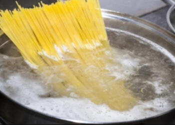 Γιατί οι Ιταλοί δεν σπάνε ποτέ τα μακαρόνια στο βράσιμο; Πώς γίνεται το σωστό βράσιμο στα μακαρόνια