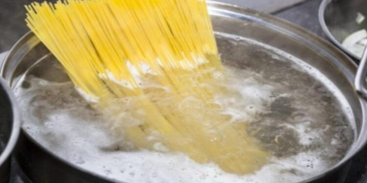Γιατί οι Ιταλοί δεν σπάνε ποτέ τα μακαρόνια στο βράσιμο; Πώς γίνεται το σωστό βράσιμο στα μακαρόνια