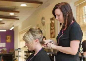 Μια κομμώτρια μίλησε με αγένεια σε μια πελάτισσα. Δείτε πως την εκδικήθηκε!