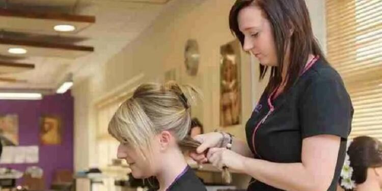 Μια κομμώτρια μίλησε με αγένεια σε μια πελάτισσα. Δείτε πως την εκδικήθηκε!