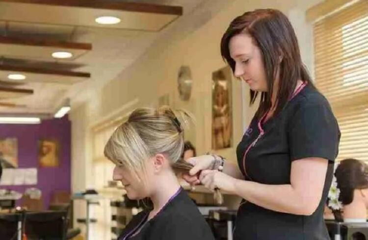 Μια κομμώτρια μίλησε με αγένεια σε μια πελάτισσα. Δείτε πως την εκδικήθηκε!