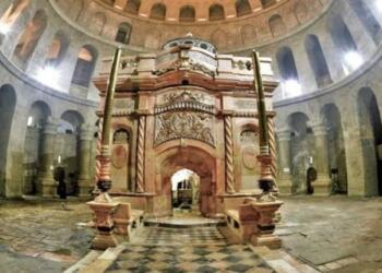 Η μαυροφόρα ήταν η Κυρία Θεοτόκος: «Εσύ, δεν είσαι από εμάς, γι’ αυτό και δεν μπορείς να μπεις εδώ μέσα. Δεν είσαι δική μας!»