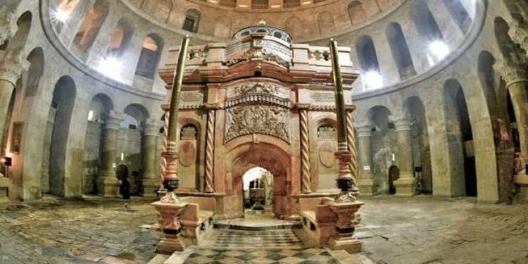 Η μαυροφόρα ήταν η Κυρία Θεοτόκος: «Εσύ, δεν είσαι από εμάς, γι’ αυτό και δεν μπορείς να μπεις εδώ μέσα. Δεν είσαι δική μας!»