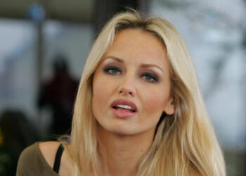 Η Αντριάνα Σκλεναρίκοβα στα 50 της, Αρνείται τις πλαστικές και αποτελεί παράδειγμα [Εικόνες]