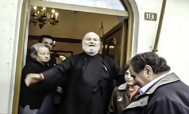 Θαύμα: Η Αγία Λαβίδα είχε κυριολεκτικά «κολλήσει» μέσα στο Άγιο Δισκοπότηρο