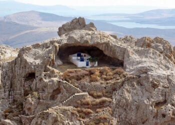 Η μοναδική παγκοσμίως άσκεπη εκκλησία, χτισμένη σε σπηλιά, βρίσκεται στην Ελλάδα..