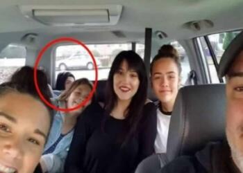 Πριν ξεκινήσουν το ταξίδι έβγαλαν μια οικογενειακή φωτογραφία – Αυτό που κατέγραψε η κάμερα τους πάγωσε το αίμα!