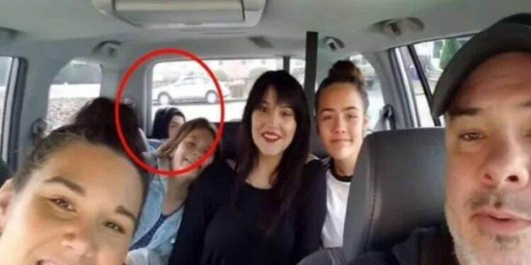 Πριν ξεκινήσουν το ταξίδι έβγαλαν μια οικογενειακή φωτογραφία – Αυτό που κατέγραψε η κάμερα τους πάγωσε το αίμα!