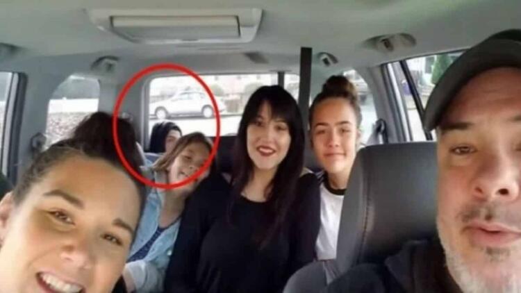 Πριν ξεκινήσουν το ταξίδι έβγαλαν μια οικογενειακή φωτογραφία – Αυτό που κατέγραψε η κάμερα τους πάγωσε το αίμα!