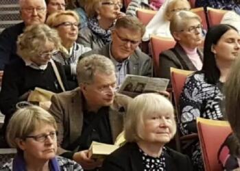 «Προσέξτε παρακαλώ τον κύριο με το μπεζ σακάκι και το μαύρο πουκάμισο»