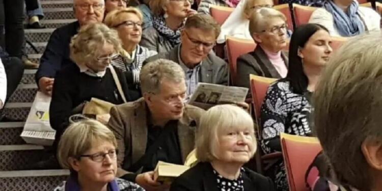 «Προσέξτε παρακαλώ τον κύριο με το μπεζ σακάκι και το μαύρο πουκάμισο»