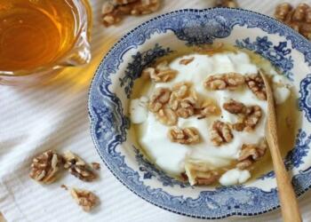 Βάζει το γιαούρτι σε ένα μπολ, σπάει τα καρύδια και προσθέτει το μέλι – Το πιο δυναμωτικό πρωινό