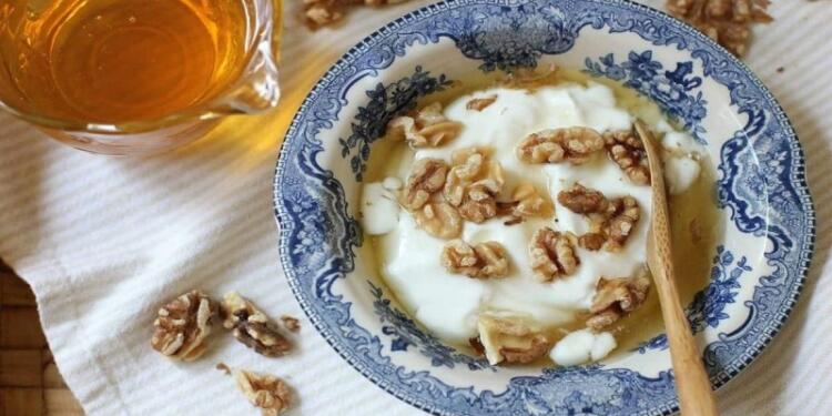 Βάζει το γιαούρτι σε ένα μπολ, σπάει τα καρύδια και προσθέτει το μέλι – Το πιο δυναμωτικό πρωινό