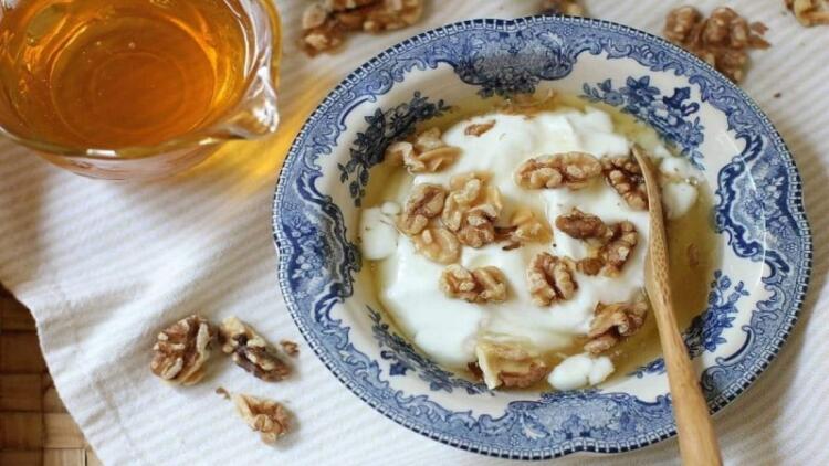 Βάζει το γιαούρτι σε ένα μπολ, σπάει τα καρύδια και προσθέτει το μέλι – Το πιο δυναμωτικό πρωινό