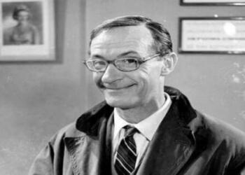 Χαβαλετζής και μετά θάνατον ο Ντίνος Ηλιόπουλος: Η απίστευτη επιγραφή που ζήτησε να μπει στον τάφο του!