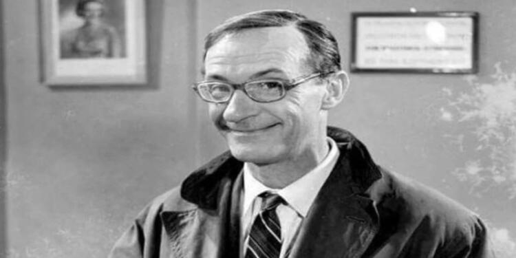 Χαβαλετζής και μετά θάνατον ο Ντίνος Ηλιόπουλος: Η απίστευτη επιγραφή που ζήτησε να μπει στον τάφο του!