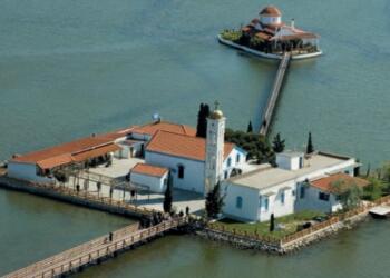 Απο τα ωραιότερα μοναστήρια της Ελλάδας: Βρίσκεται πάνω σε 2 μικρά νησάκια που ενώνονται με μια ξύλινη γέφυρα