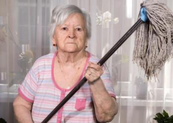 Χίος: 80χρονη πέταξε διαρρήκτη από ύψος έξι μέτρων σπρώχνοντας τον με σφουγγαρίστρα