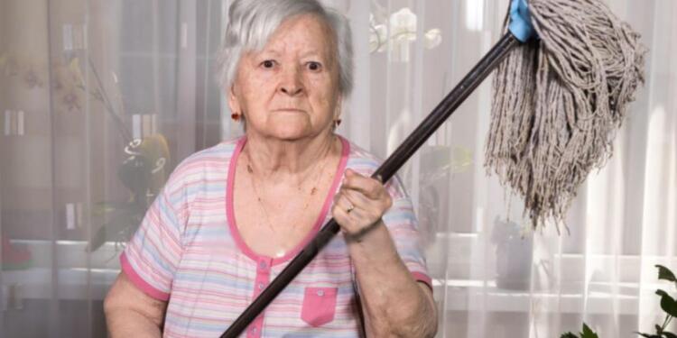 Χίος: 80χρονη πέταξε διαρρήκτη από ύψος έξι μέτρων σπρώχνοντας τον με σφουγγαρίστρα