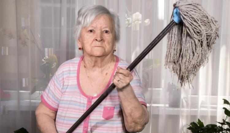 Χίος: 80χρονη πέταξε διαρρήκτη από ύψος έξι μέτρων σπρώχνοντας τον με σφουγγαρίστρα