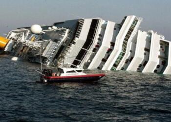 Έσπρωξε τη γυναίκα του για να σωθεί αυτός από το βυθισμένο πλοίο. Αλλά η πραγματικότητα είναι πολύ διαφορετική..