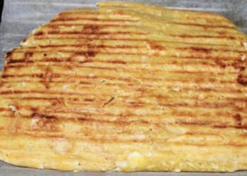 Τυρόπιτα της τεμπέλας: Χωρίς φύλλο, με φέτα και έτοιμη σε χρόνο μηδέν στην τοστιέρα