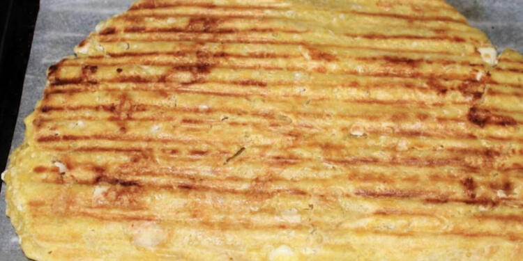 Τυρόπιτα της τεμπέλας: Χωρίς φύλλο, με φέτα και έτοιμη σε χρόνο μηδέν στην τοστιέρα