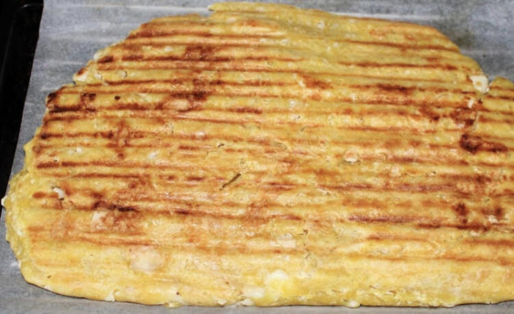 Τυρόπιτα της τεμπέλας: Χωρίς φύλλο, με φέτα και έτοιμη σε χρόνο μηδέν στην τοστιέρα