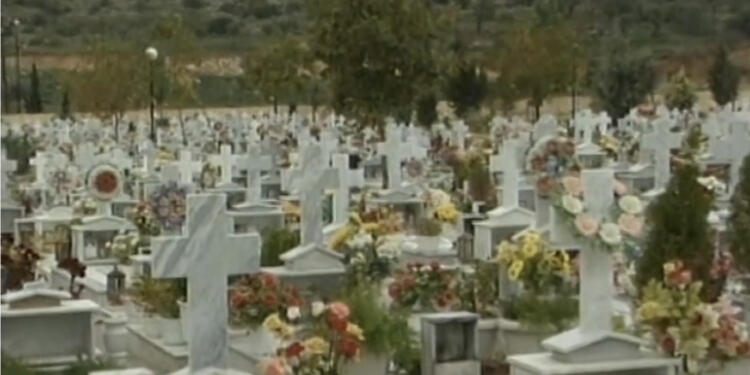 Θρίλερ σε νεκροταφείο: Άγνωστη έκανε εκταφή νεκρού, πήρε μέσα από τον τάφο ένα πράγμα και… εξαφανίστηκε