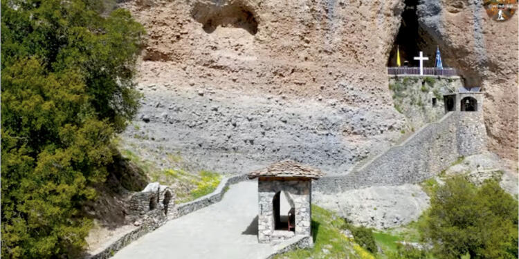 Παναγία του Βράχου: Το μυστηριώδες και κρυφό εκκλησάκι στα «Κορινθιακά Μετεώρα» και το θαύμα.