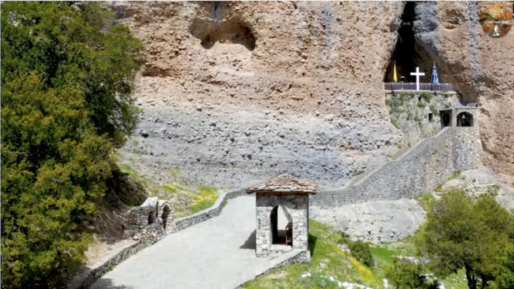 Παναγία του Βράχου: Το μυστηριώδες και κρυφό εκκλησάκι στα «Κορινθιακά Μετεώρα» και το θαύμα.
