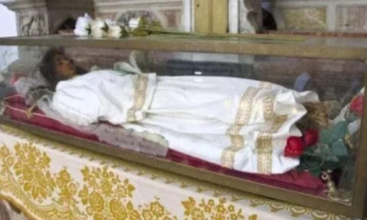 Εντυπωσιακά άφθαρτο το λείψανο της Αγίας Χριστίνας στη Βενετία – Φωτογραφίες