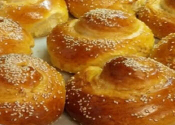 Αφράτα νηστίσιμα τσουρέκια της γιαγιάς με λίγα υλικά