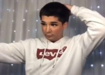 Πατέρας «τσακώνει» τον γιο του να φοράει μακιγιάζ και η αντίδραση του είναι φοβερή