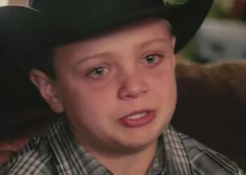 10χρόνος χάνει τον μπαμπά του από καρκίνο. Λίγες μέρες μετά ξεσπάει σε κλάματα όταν βλέπει έξω από το σπίτι του!