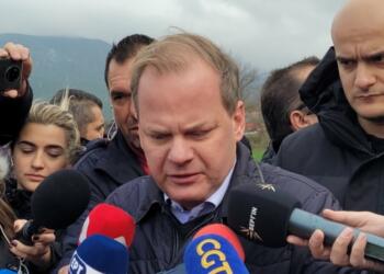 Στα Τέμπη, στο σημείο της τραγωδίας “λύγισε” ο υπουργός Κώστας Καραμανλής – Συγκινημένος και δακρυσμένος (φωτο – βίντεο)