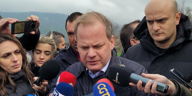 Στα Τέμπη, στο σημείο της τραγωδίας “λύγισε” ο υπουργός Κώστας Καραμανλής – Συγκινημένος και δακρυσμένος (φωτο – βίντεο)