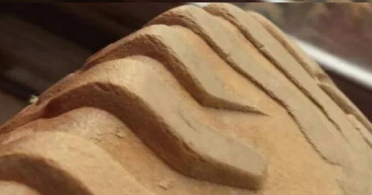 Νευρίασε με τον άντρα της και τον αποκάλεσε Τεμπέλη. Μόλις όμως πρόσεξε τα παπούτσια του, ξέσπασε σε δάκρυα