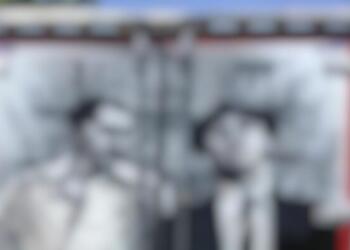 Οδηγός Νταλίκας αποφάσισε να βάψει τις Πόρτες Του Φορτηγού Του. Τώρα προχωράει στον δρόμο και τον βλέπουν όλοι …