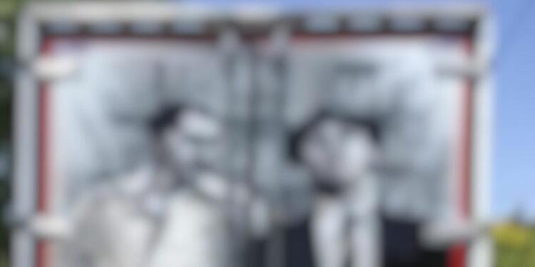 Οδηγός Νταλίκας αποφάσισε να βάψει τις Πόρτες Του Φορτηγού Του. Τώρα προχωράει στον δρόμο και τον βλέπουν όλοι …